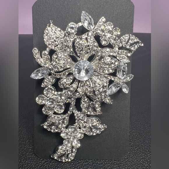 Silver Tone Flower Brooch NWT - Picture 1 of 5
